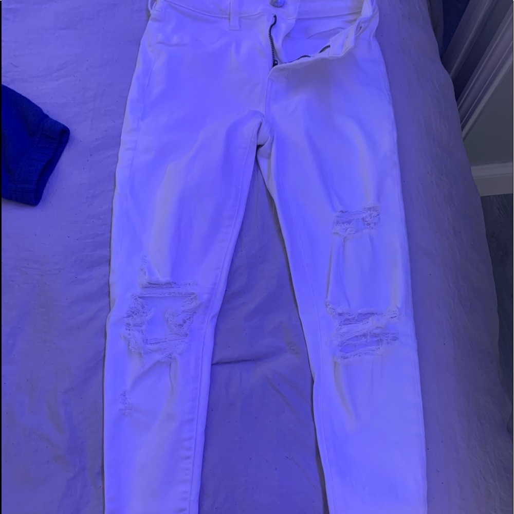 American eagle White ripped cropped jeans